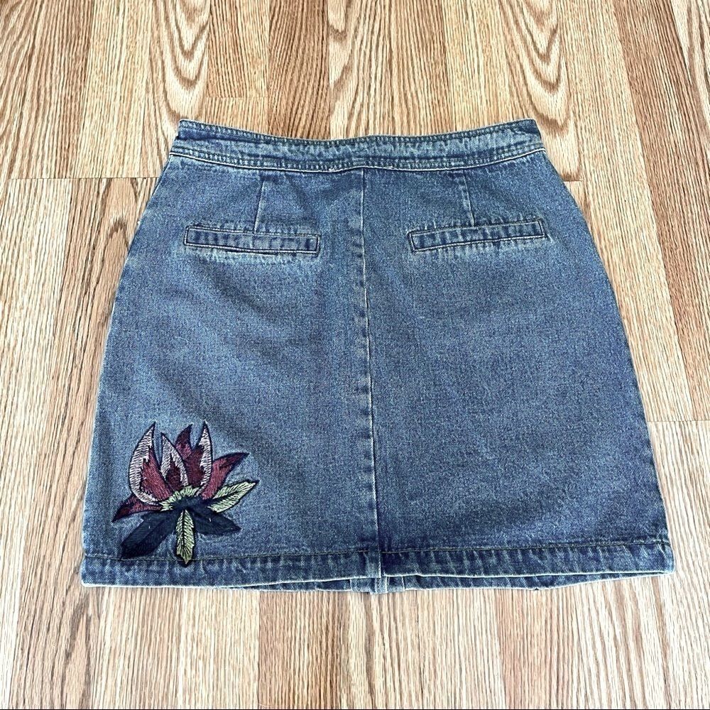 ð
ºEMBROIDERED Denim Mini Skirt - Picture 8 of 13